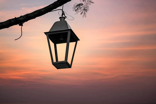 Lanterna Vintage Com Luz Solar Fundo Céu Vermelho — Fotografia de Stock