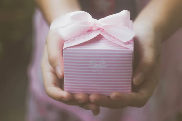 Закрыть Женские Руки Маленьким Розовым Подарком Завернутым Розовой Лентой — стоковое фото