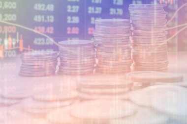 Stok grafiği ve gradyan filtresi olan bozuk paraların çift pozlama: finans konsepti, iş konsepti, kaydetme konsepti