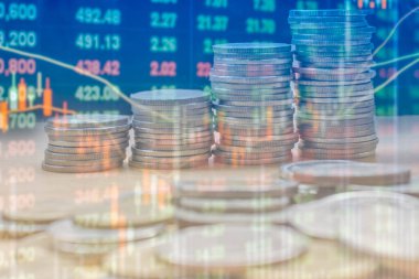 Stok grafiği ve sıra sıra paraların çifte pozlandırılması: finans konsepti, iş konsepti, tasarruf kavramı