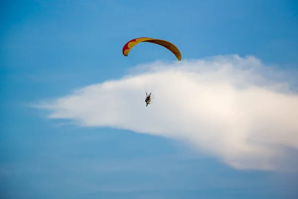 Homme Volant Avec Paramoteur Moteur Planeur Parachute Sur Beau Ciel — Photo