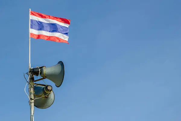 Tajlandia Flaga Głośnikiem Tle Niebieskiego Nieba — Zdjęcie stockowe