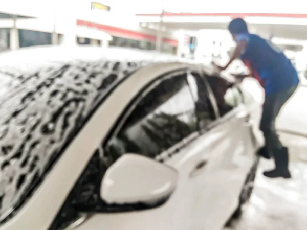 Hombre Trabajador Lavado Coche Blanco Con Espuma Tienda Cuidado Del — Foto de Stock