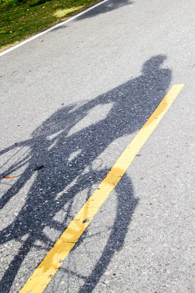 Schaduw van een man op fiets — Stockfoto