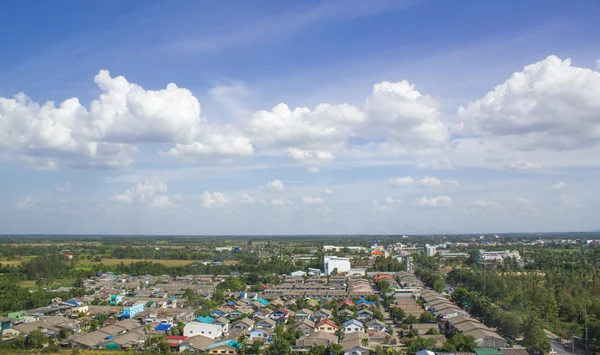 Mavi gökyüzü üzerinde şehir, Nakorn Sri Thammarat, Thailand