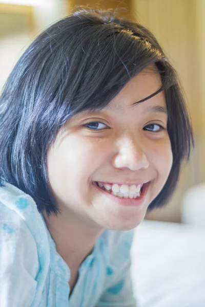 Gadis muda Asia tersenyum — Stok Foto