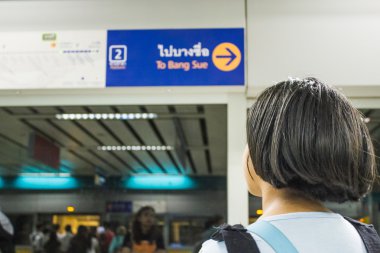 Metro adlı genç kız 