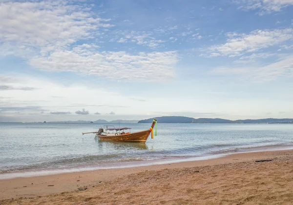 Barca a coda lunga in mare — Foto Stock