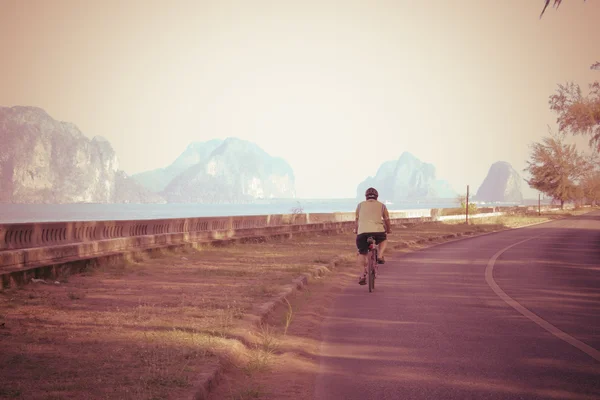 Man fietstocht in sepia filter — Stockfoto