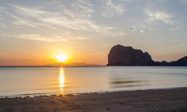 Sahilde gün batımı