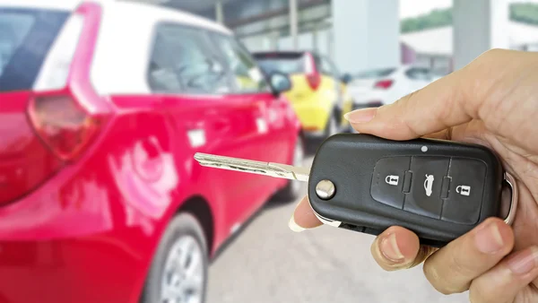 Mano con llave del coche —  Fotos de Stock