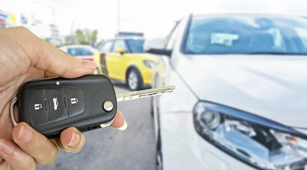 Mão com chave de carro — Fotografia de Stock