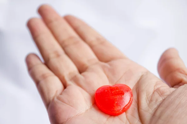 Caramelo corazón rosa aislado sobre fondo blanco —  Fotos de Stock