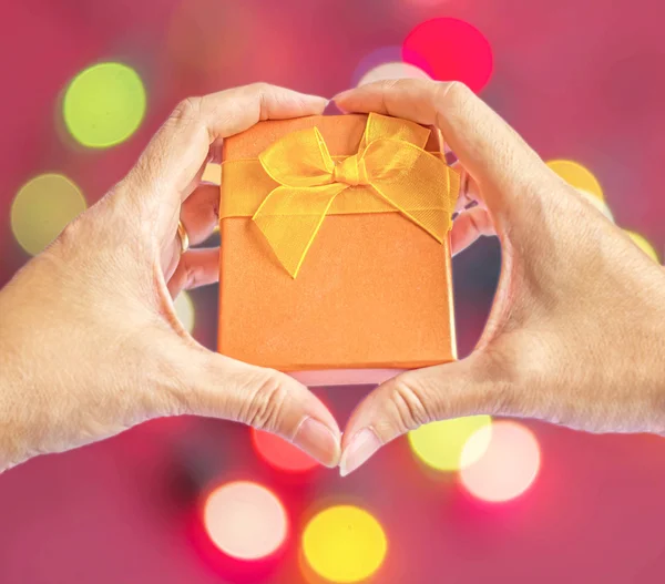 Caja de regalo en la mano — Foto de Stock