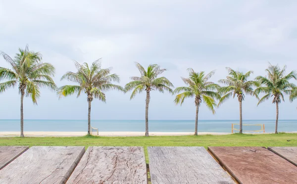 Perspektywa pusty drewna nad palmą na tle plaży — Zdjęcie stockowe