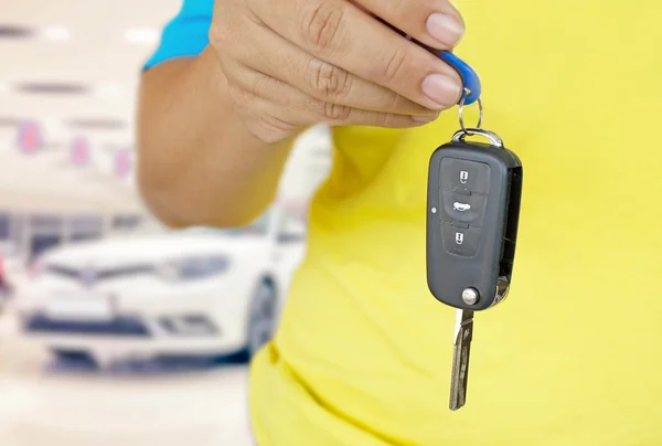 Mano del hombre con la llave del coche — Foto de Stock