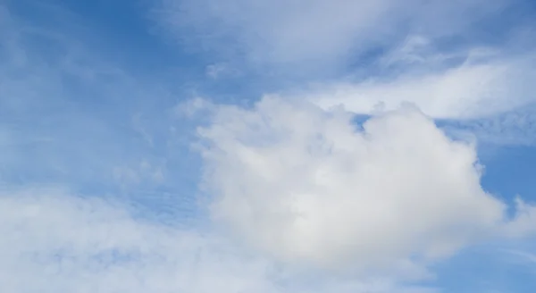 Blauer Himmel und weiße Wolken — Stockfoto