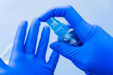 Ellerin alkol antiseptiğiyle tedavi edilmesi