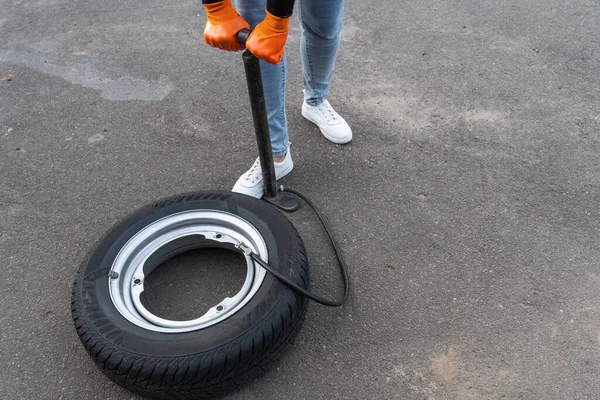 Une Femme Pompe Roue Une Voiture Réparation Automobile — Photo