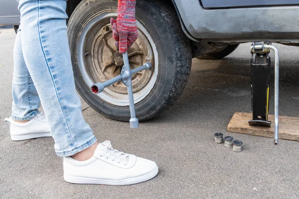 Uma Mulher Com Uma Chave Rodas Desaperta Uma Roda Carro — Fotografia de Stock