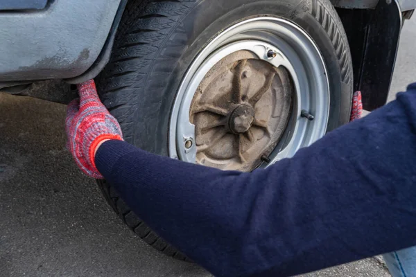 Una Mujer Quita Una Rueda Coche Para Reemplazarlo Reparaciones Coches —  Fotos de Stock