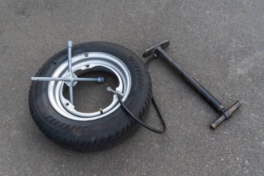 Araba tekerleği anahtarı, tekerlek ve pompa. Araba tamiri
