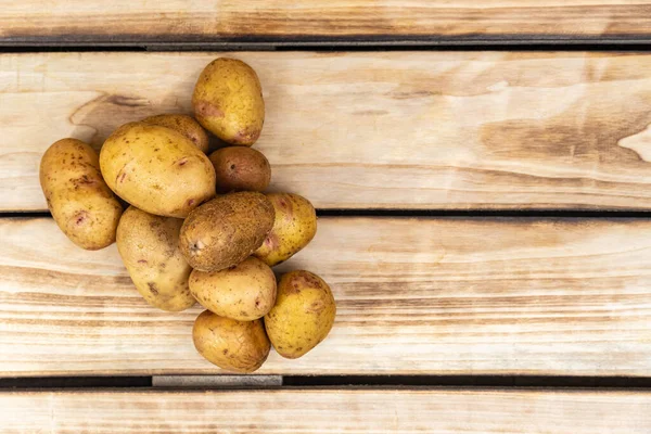 Frische Kartoffeln Auf Einem Hölzernen Hintergrund Freiraum Für Text Blick — Stockfoto