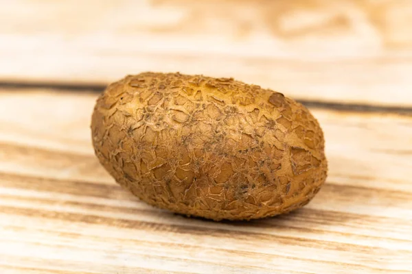 Close Van Verse Aardappelen Een Houten Ondergrond — Stockfoto