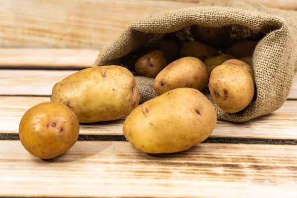 Frische Kartoffeln Einem Alten Sack Auf Einem Hölzernen Hintergrund Freiraum — Stockfoto