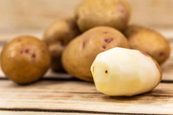 Φρέσκες Αποφλοιωμένες Πατάτες Πρώτο Πλάνο Ξύλινο Φόντο — Φωτογραφία Αρχείου