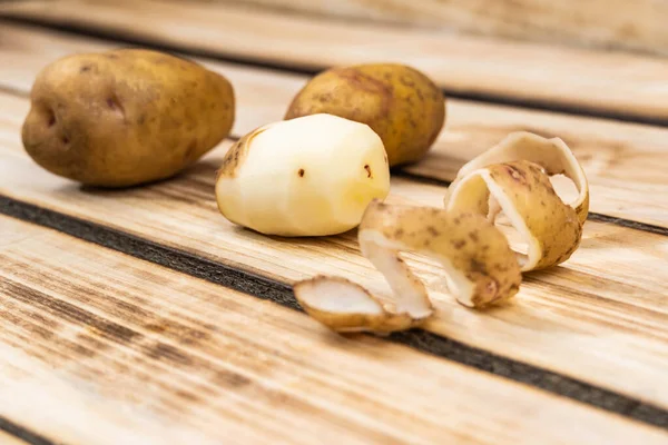 Frisch Geschälte Kartoffeln Vordergrund Auf Einem Hölzernen Hintergrund — Stockfoto