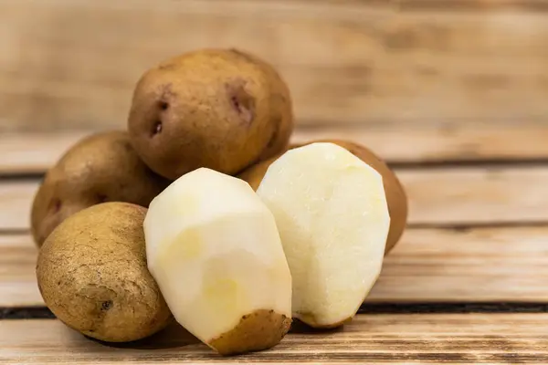 Φρέσκες Αποφλοιωμένες Πατάτες Πρώτο Πλάνο Ξύλινο Φόντο — Φωτογραφία Αρχείου