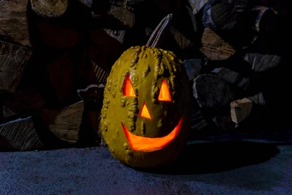Glowing Pumpkin Halloween Night Firewood Background — Stock Photo, Image