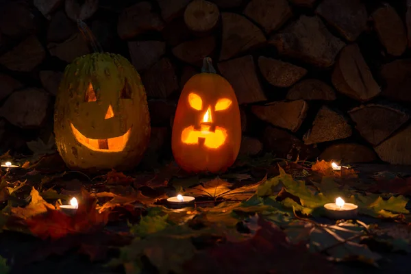 Dwie Świecące Dynie Noc Halloween Świecami Tle Drewna Opałowego Jesiennych — Zdjęcie stockowe