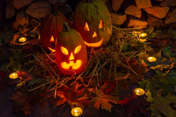 Trzy Świecące Dynie Noc Halloween Świecami Tle Drewna Opałowego Jesiennych — Zdjęcie stockowe