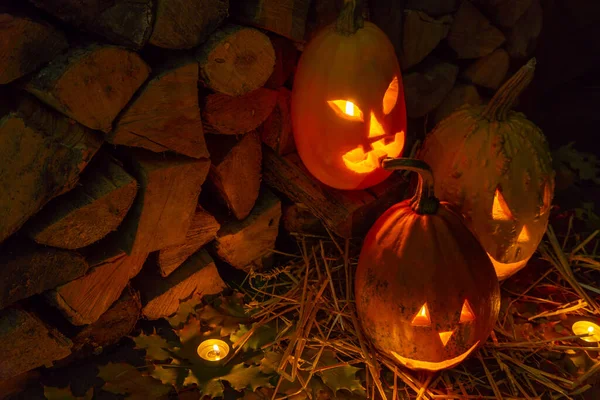 Tres Calabazas Brillantes Noche Halloween Con Velas Sobre Fondo Leña — Foto de Stock