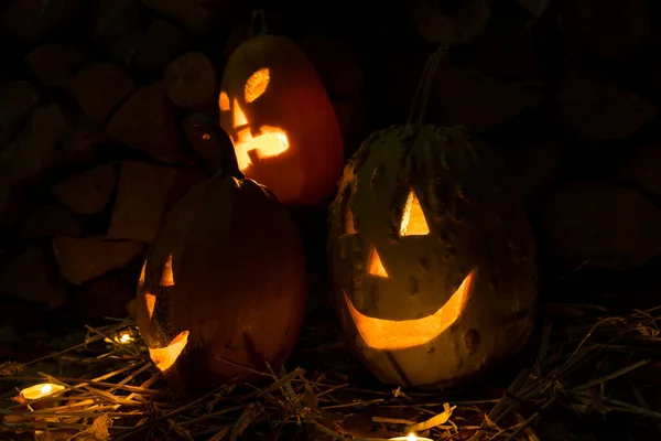 Tres Calabazas Brillantes Noche Halloween Con Velas Sobre Fondo Leña — Foto de Stock