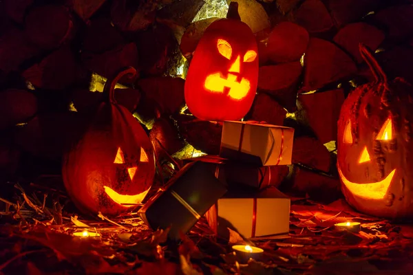 Tres Calabazas Brillantes Montón Regalos Blanco Negro Follaje Otoño Con — Foto de Stock