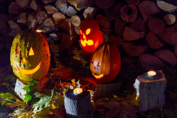 Świecące Dynie Jesiennych Liściach Świece Kłodach Noc Halloween Latarnie Dyniowe — Zdjęcie stockowe