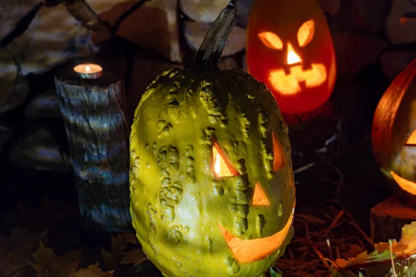 Ragyogó Sütőtök Őszi Lombozaton Gyertyák Rönkökön Halloweenkor Halloween Sütőtök Lámpások — Stock Fotó