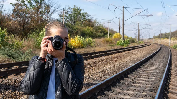 Kvinna Järnvägen Tar Bilder Den Omgivande Naturen — Stockfoto