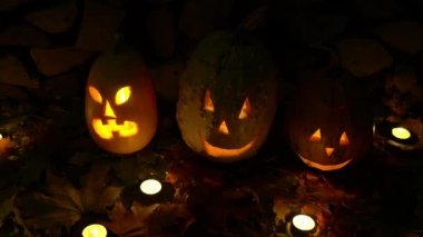 Geceleyin yakacak odunları ve sonbahar yaprakları olan balkabağı.