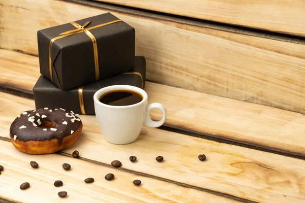 Chocolate Donut Eine Tasse Kaffee Und Geschenke Schwarzer Verpackung Auf — Stockfoto