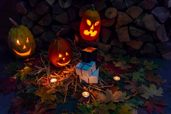 Három Izzó Tök Tűzifa Hátterén Éjjel Helovinon Ijesztő Nyaralás — Stock Fotó