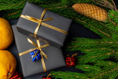 Siyah arka planda hediyeler, mandallar, köknar dalları. Noel arkaplanı. Yakın plan..