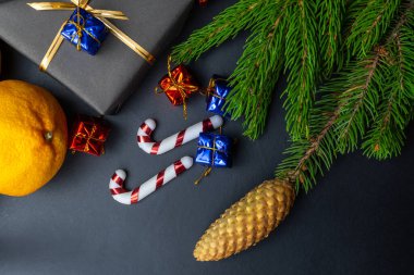 Siyah arka planda hediyeler, mandallar, köknar dalları. Noel arkaplanı. Yakın plan..