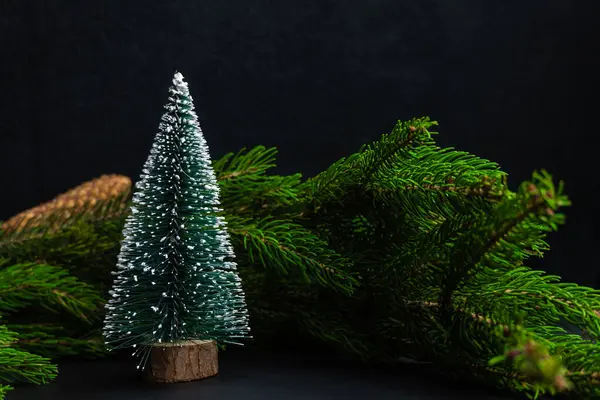 Árvore Abeto Artificial Presentes Ramos Abeto Contexto Preto Feliz Natal — Fotografia de Stock
