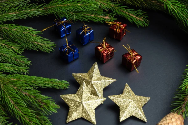 Dekorativní Hvězdy Dary Jedlové Větve Černém Pozadí Vánoční Pozadí Detailní — Stock fotografie