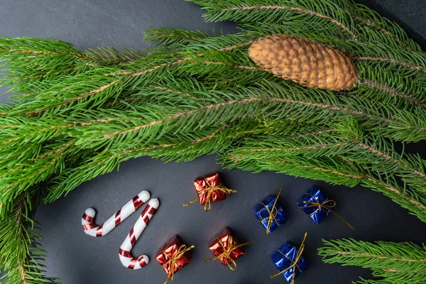 Jedlové Větve Pestrobarevné Dárky Černém Pozadí Veselé Vánoce Šťastný Nový — Stock fotografie