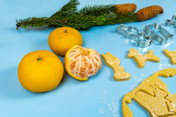 Cookie Řezačky Řídce Válcované Těsto Blízkosti Smrkových Větví Mandarinek Modrém — Stock fotografie